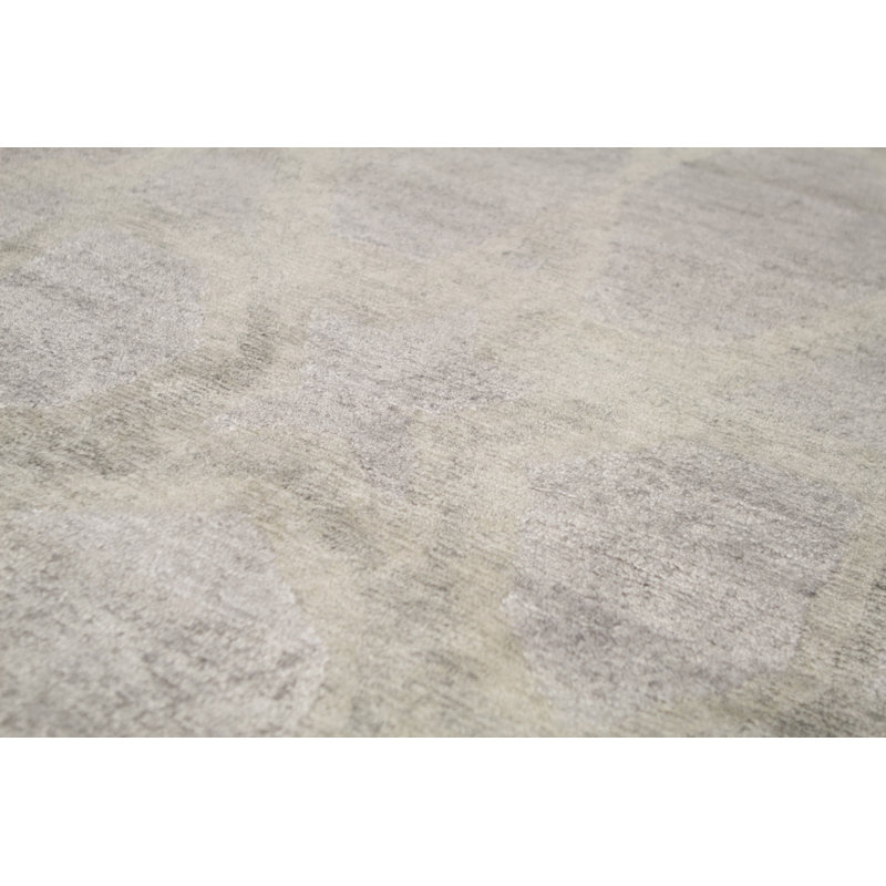 Geometric Area Rug in Light Gray/Ivory