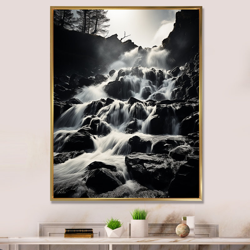 Chute d'eau monochrome en cascade harmonieuse II sur toile, H 32 po x l 24 po x P 1 po, Cadre flottant doré