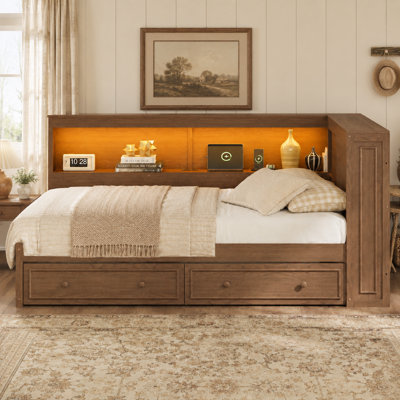 Cadre de lit de jour en bois pleine grandeur avec bande lumineuse DEL intégrée, ports de chargement USB, étagères de rangement et 2 tiroirs sous le lit, aucun sommier requis.