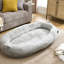 Lit pour chien spacieux, très grand, en velours, avec structure ergonomique, poche de rangement et poignée de transport pour un confort douillet Matériau en velours pour animal de compagnie moelleux, mousse de soutien, facilité