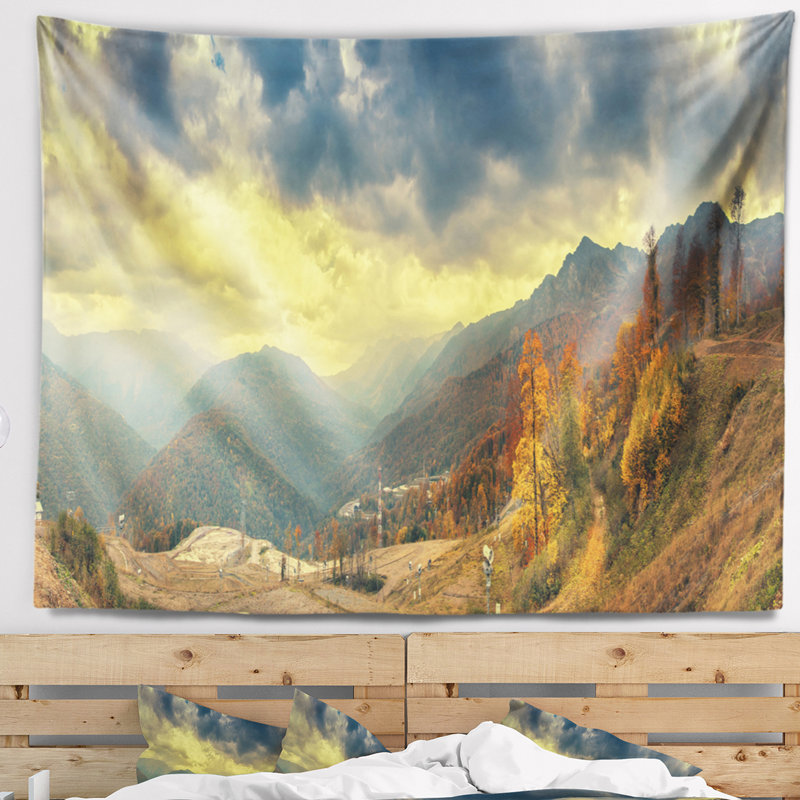 Paysage, montagnes du Caucase, tapisserie panoramique jaune, H 32 po x l 39 po