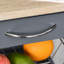 Îlot de cuisine mobile avec tiroir de rangement, panier et plateau grillagés, plateaux roulants gris, gris