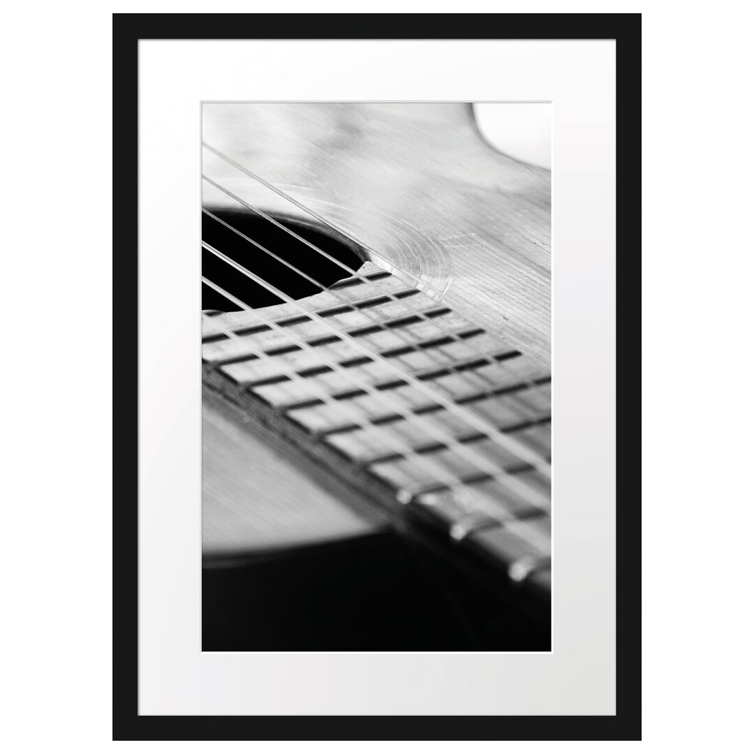 Gerahmtes Poster Gitarrensaiten am Schallloch