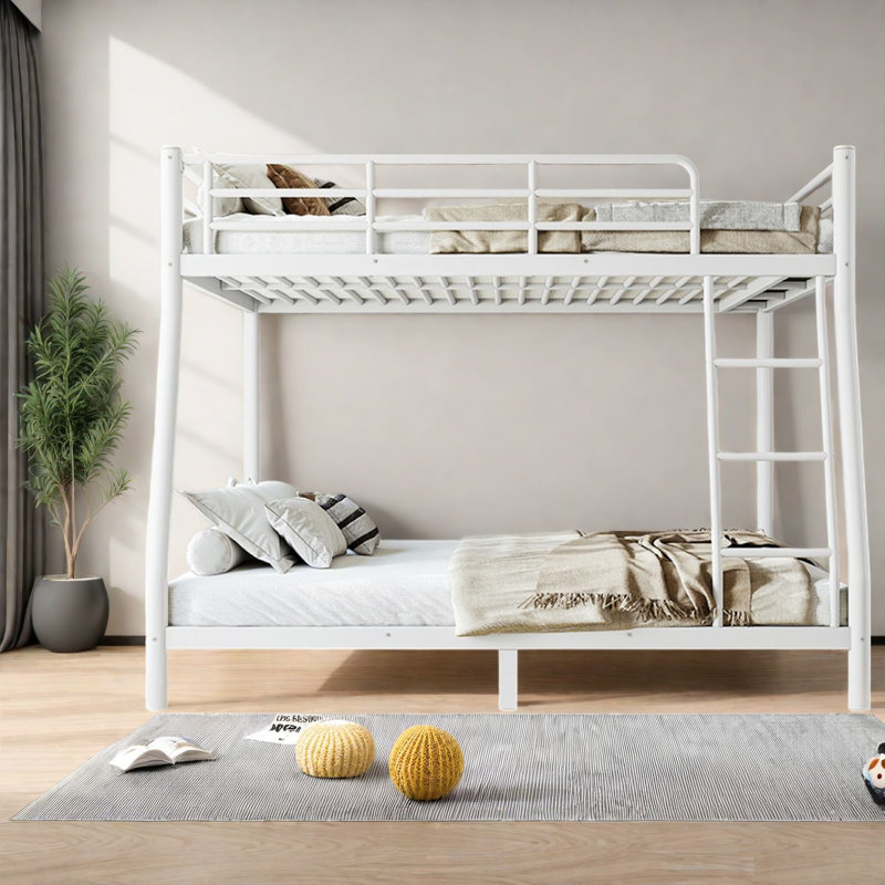 Lit double très grand au-dessus de grands lits, acier blanc, industriel moderne pour la maison