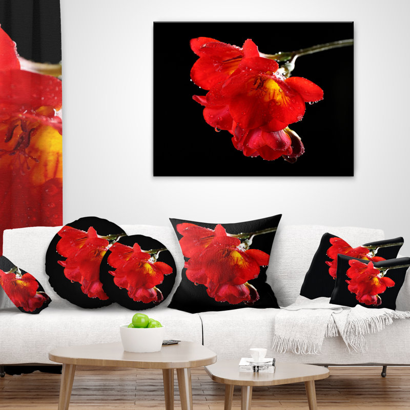Fleur de freesia sur fond noir - coussin à imprimé floral, 16 po x 1 po, Coussin décoratif