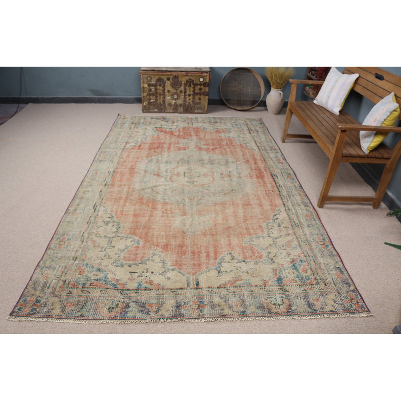 Le grand tapis turc rétro rouge subtil et beige invite l'élégance dans votre espace de vie