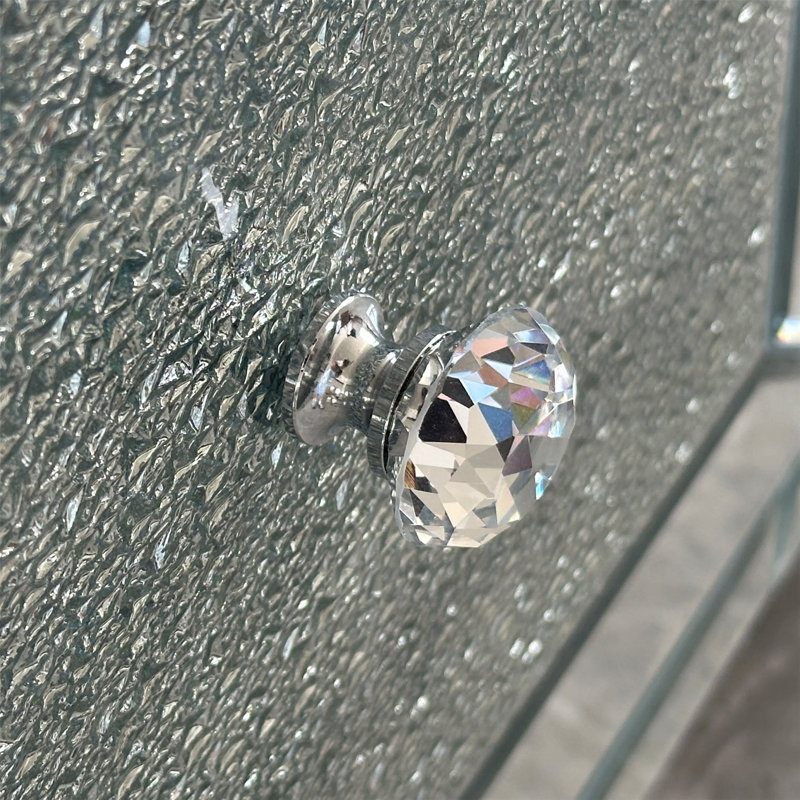 Meuble télé en miroir avec portes en verre concassé, un centre de divertissement multimédia moderne et fonctionnel pour le rangement du salon