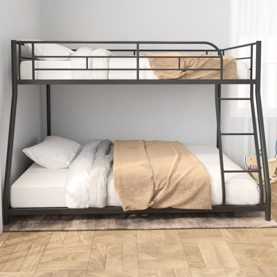 Lit superposé simple au-dessus d'un lit double en métal avec couinement - conception, lattes en bois encastrées et à profil bas, conception confortable
