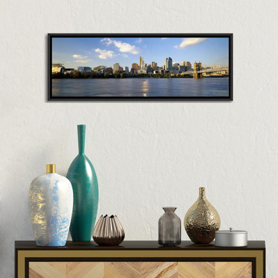 «Buildings at the Waterfront, Ohio River, Cincinnati, Ohio», reproduction de photo sur toile