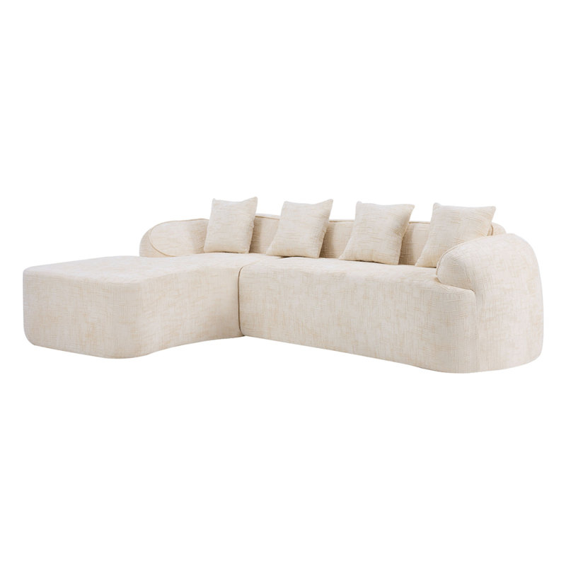 Canapé en chenille compressée en forme de L qui s'agence bien avec n'importe quel salon. Il est doté d'une éponge hautement élastique pour une assise confortable, d'accoudoirs courbés et de quatre coussins décoratifs