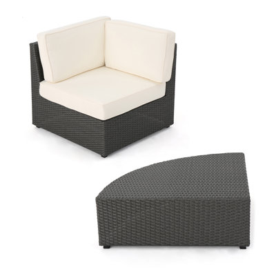 Élégant ensemble de chaise de coin en osier et table d'extérieur assortie avec coussins moelleux et confortables, parfaits pour se détendre sur la terrasse et les sièges de jardin