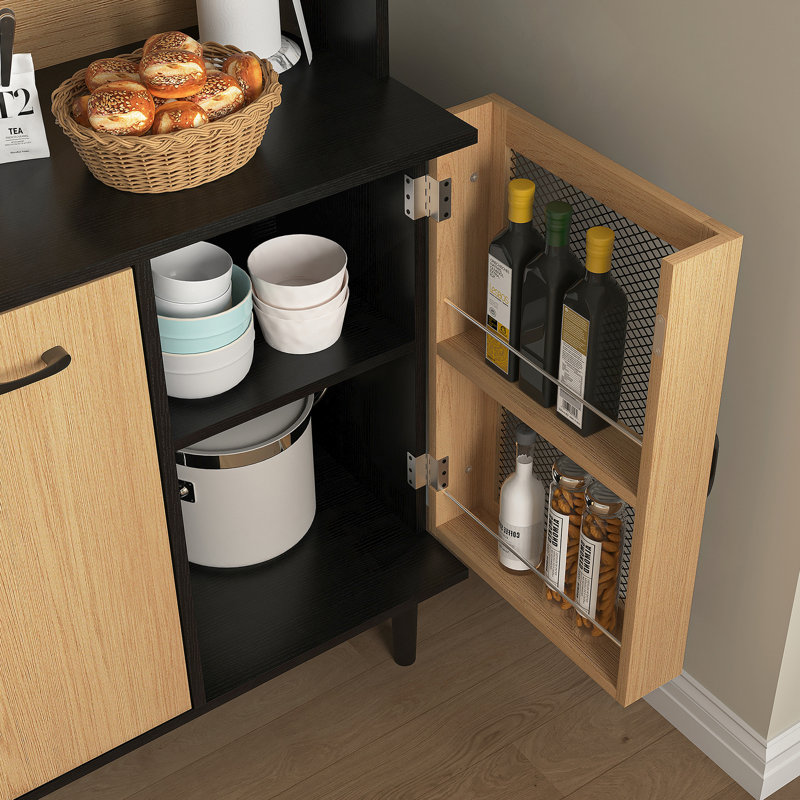 Garde-manger avec tablettes et portes