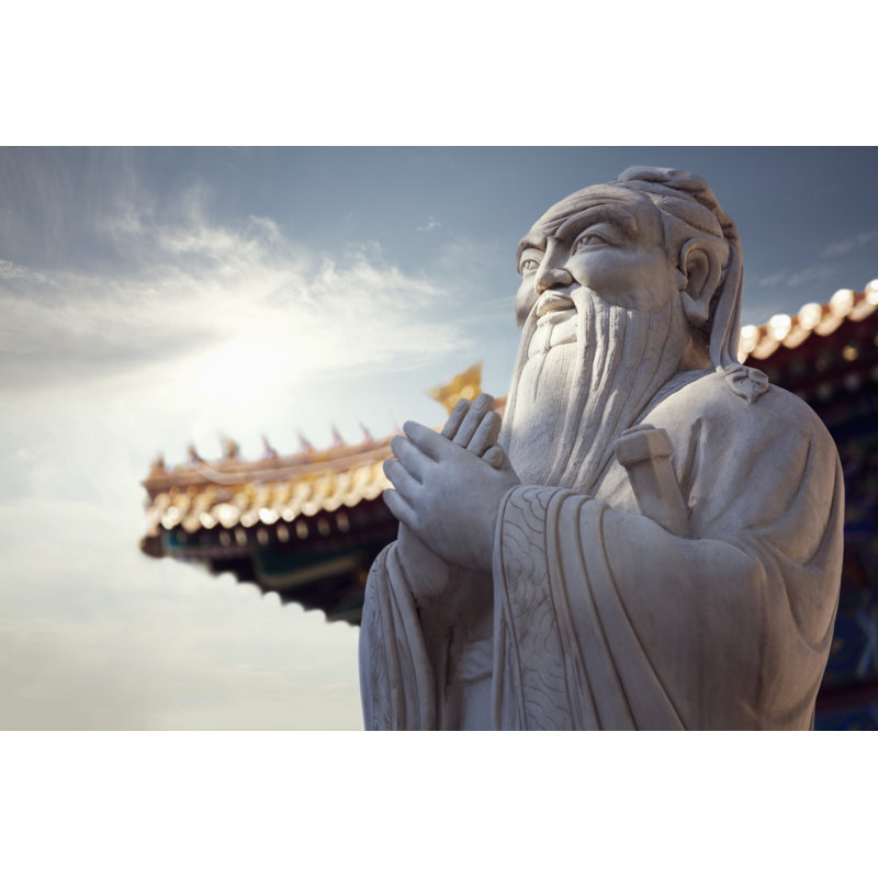 Gros plan - Statue en pierre de Confucius, toit de pagode en arrière-plan par Xixinxing, H 8 po x l 12 po x P 1,25 po