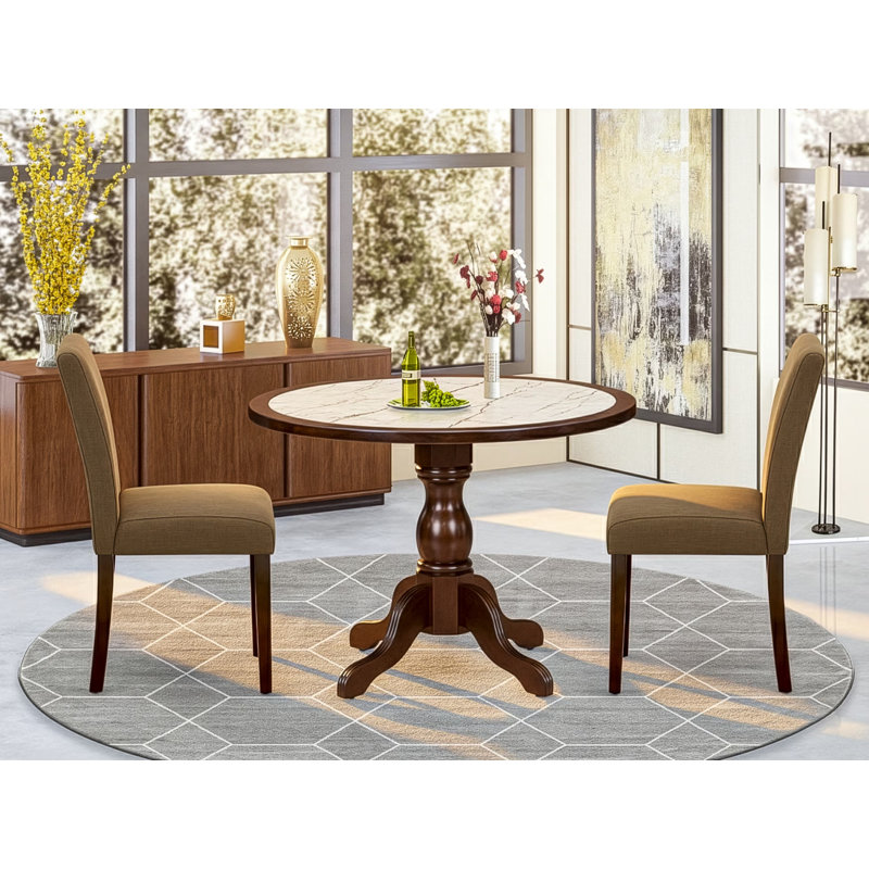 Cet ensemble de cuisine 3 pièces se compose d'une table à piédestal et de 2 chaises Parsons à dossier haut en tissu de lin café, finition acajou.