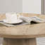 Table basse ronde de style contemporain avec structure en bois d'hévéa et piédestal en forme de cône, finition chêne-1314086310
