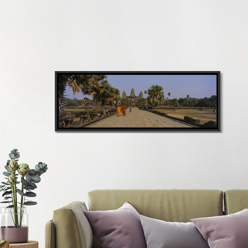«Panoramic Two Monks Walking devant an Old Temple, Angkor Wat, Koh Reap, Cambodge» par Panoramic Images, reproduction de photo sur toile giclée