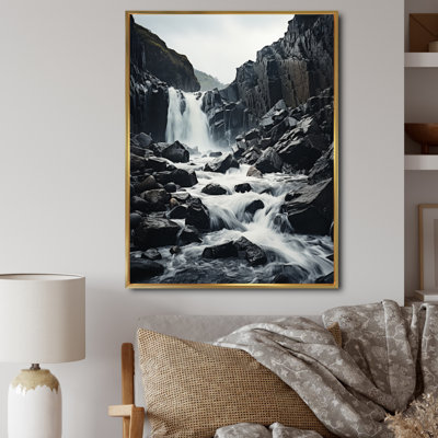 Chute d'eau monochrome contrastante sur toile