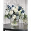 Grande pivoine blanche, baies bleues et arrangement de verdure