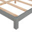 Lit plateforme en bois gris de la tête de lit en forme de maison - construction solide et durable pour un repos paisible