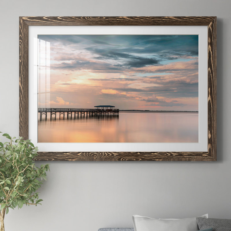 Harbour Sunset par J Paul - reproduction de photo sur papier encadrée, H 31 po x l 44 po x P 1 po, Encadré de bois de noyer