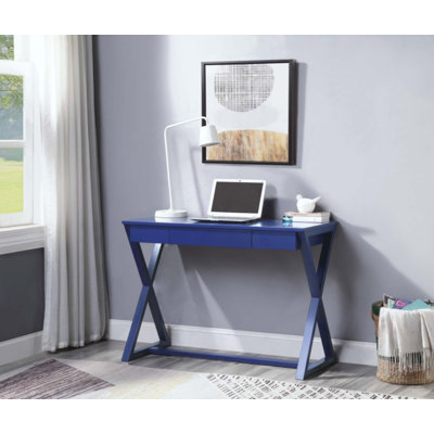 Élégant bureau d'écriture avec plateau spacieux et base en X durable, parfait pour les espaces de travail modernes.