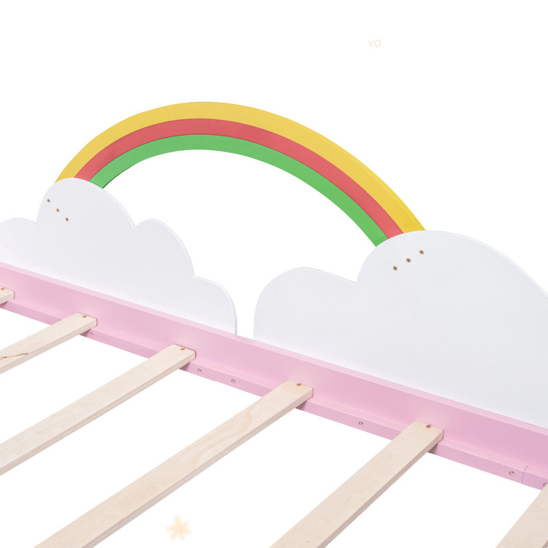 Lit simple avec nuages et arc-en-ciel