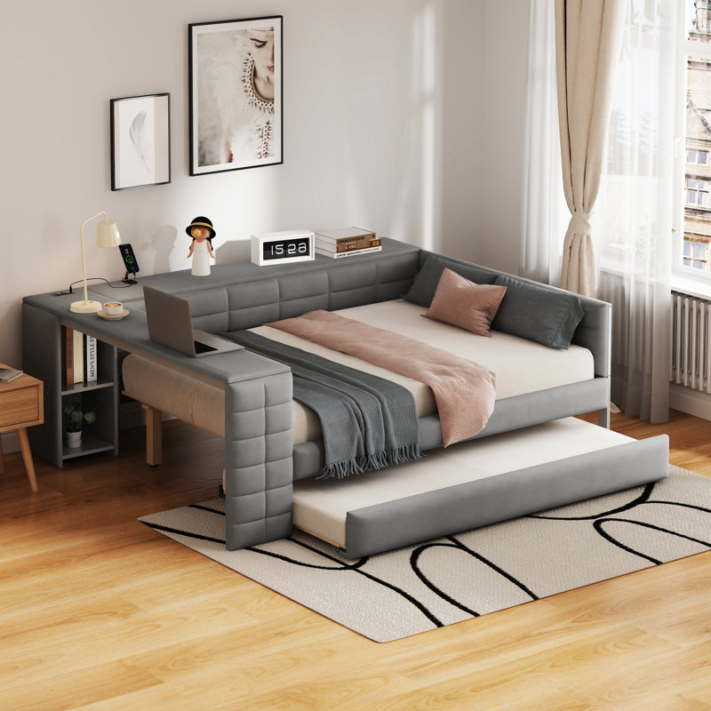 Lit plateforme double tapissier pleine grandeur avec revêtement en velours gris, tablettes de rangement, bureau, station de charge et lit gigogne simple pour un sommeil relaxant dans une maison moderne