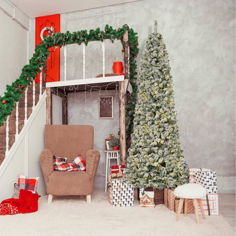 Sapin de Noël artificiel enneigé enneigé 9 pi avec branches réalistes, 550 lumières DEL et 988 pointes, 9'