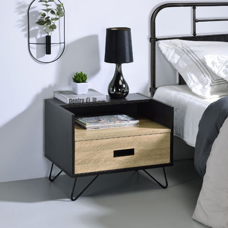 Table de chevet noire et chêne avec espace de rangement ouvert, pieds en métal, transformateur de chambre à coucher élégant, compartiment à un tiroir, chêne, pieds, ajoutent de l'élégance à votre