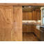 Portes de grange doubles en aulne fini avec ensemble de quincaillerie coulissante en bois-102356070