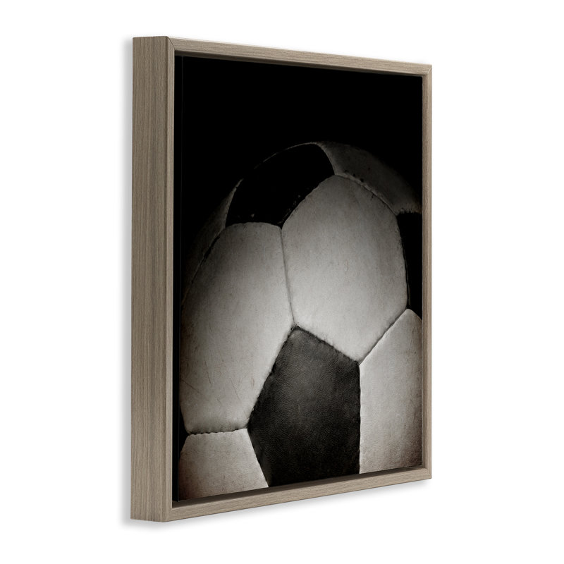 Gros plan de soccer sur cadre flottant, design par Kim Allen, H 25 po x l 25 po, Cadre flottant orme Montalcino