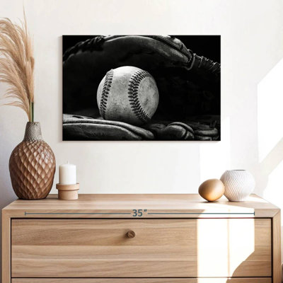 Gant de sirec tenant une balle de baseball