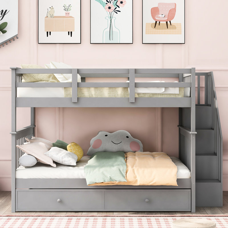 Lit superposé gris avec lit gigogne simple. Fabrication en bois massif. Vaste choix de rangement. Idéal pour la chambre à coucher et le dortoir. Pas de sommier nécessaire. Pieds en pin. Rangement fonctionnel.