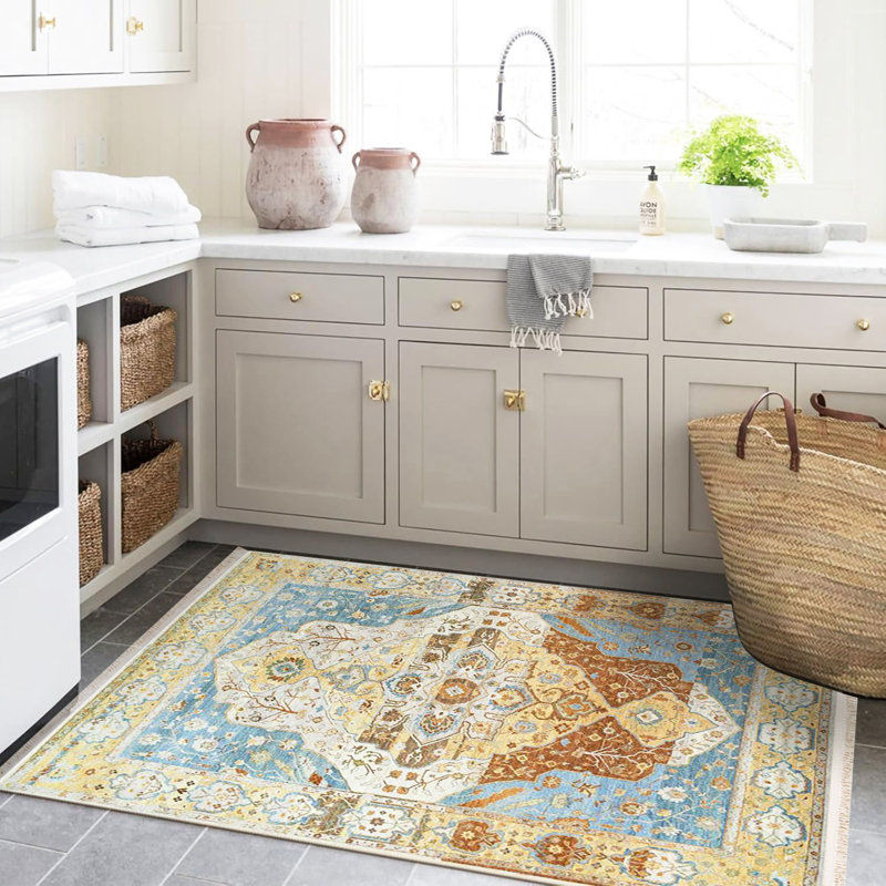 Tapis décoratif beige à motif bleu traditionnel de la collection Barcelona, Rectangle 4 pi 11,06 po x 7 pi 6,55 po