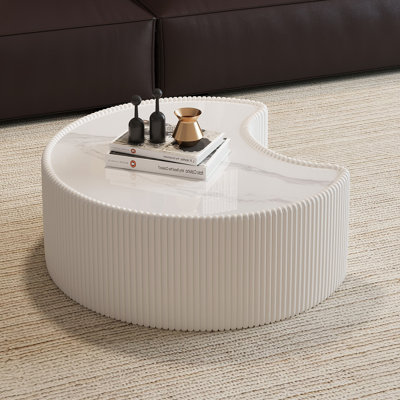 Table basse moderne en cuir fritté clair avec dessus en pierre de forme irrégulière pour salon (chaque plateau de table possède un motif gris unique)