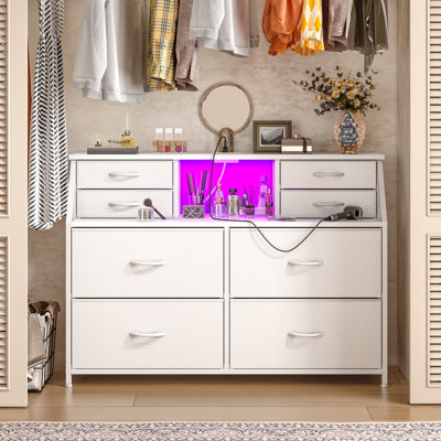 Commode 8 tiroirs pour chambre à coucher avec prises de courant et lumières à DEL, commode avec tablettes ouvertes