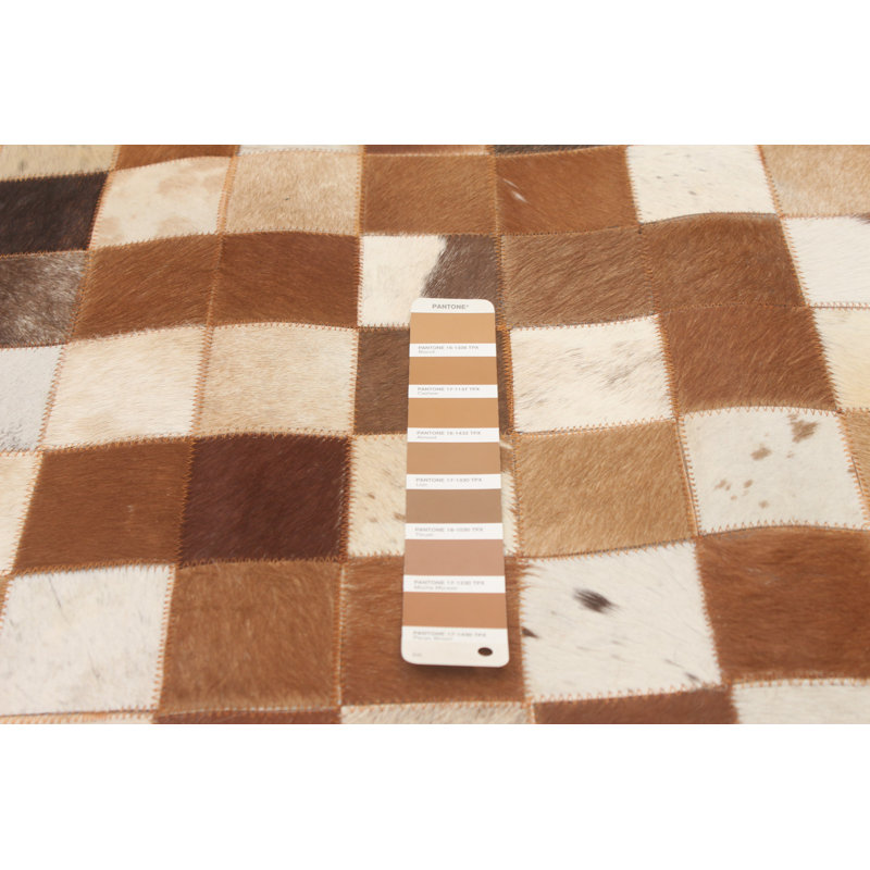 Tapis brun / noir / beige en cuir de vache fait à la main Seligman