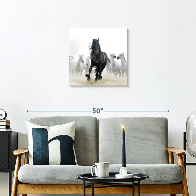 Corbeau noir parmi les chevaux blancs, H 20 po x l 20 po