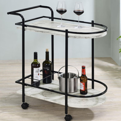 Élégant chariot de service en métal avec de fausses surfaces en marbre blanc et une étagère verrouillable moderne pour porte-bouteilles
