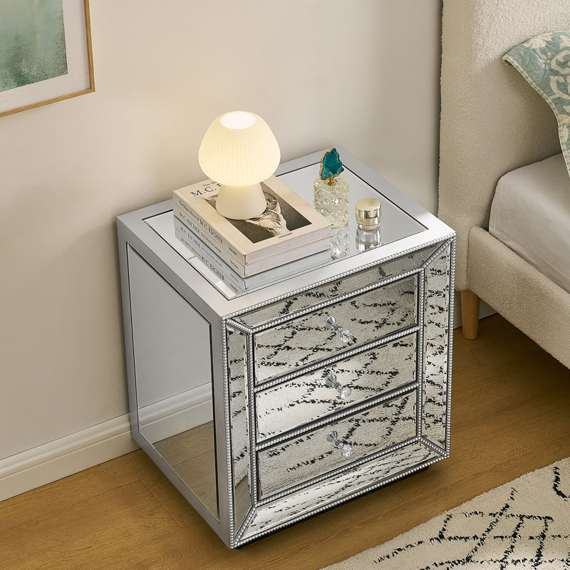 Armoire à trois tiroirs avec finition miroir en perles
