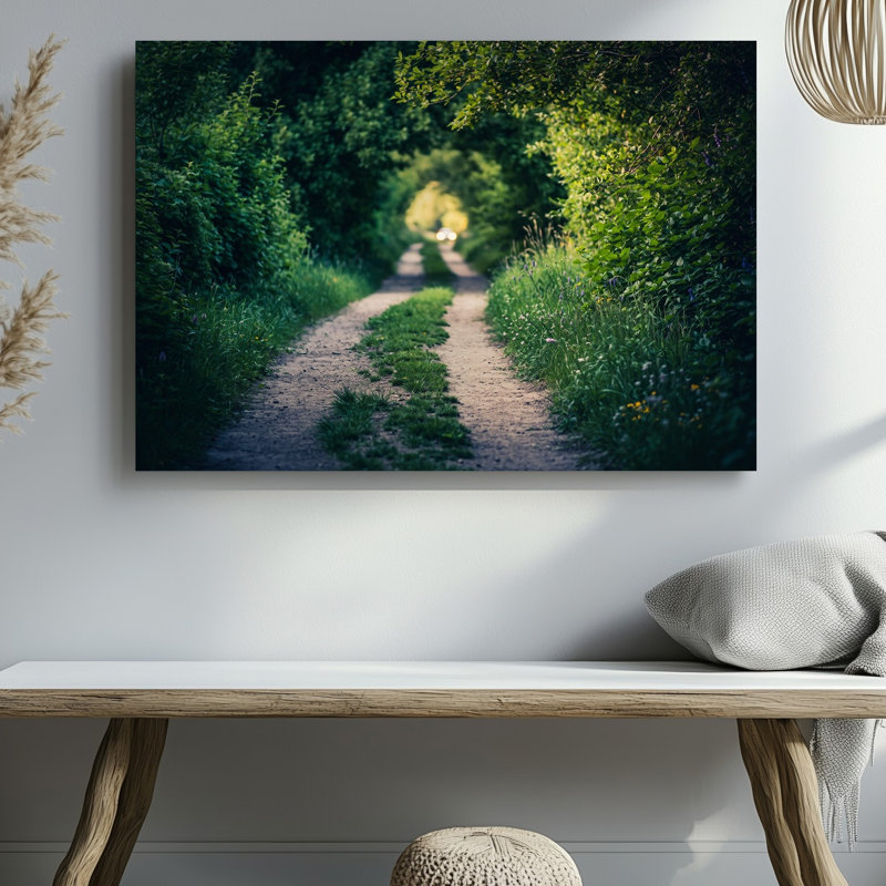Toile, "Serene Winding Dirt Path", "Méandres à travers un paysage vert luxuriant", encadrée d'un feuillage dense