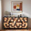 Buffet Buffet avec motif nid d'abeille et pieds en bois de pin