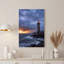 Art mural sur toile, "Phare lumineux" sur une côte rocheuse sous des nuages dramatiques-133461216