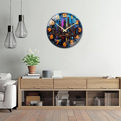 Horloge murale moderne en verre de 61 cm (24 pouces) avec décor urbain et rétroéclairage coloré.