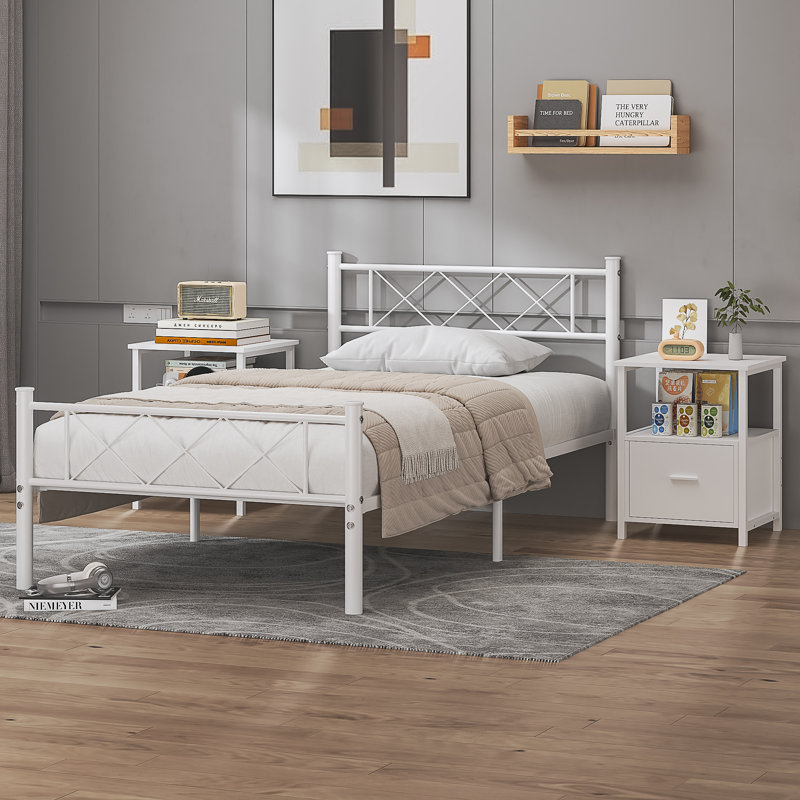 Ensemble de chambre à coucher 3 pièces Kempst, cadre de lit en métal blanc avec 2 tables de chevet, lit plateforme simple avec tête et pied de lit, tables de chevet avec tiroir et rangement à tablettes ouvertes, ensemble de 3 meubles de chambre à coucher de style campagne moderne