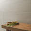 Carrelage mural Rosano Lucera 61 cm x 122 cm, aspect travertin, en porcelaine texturée mate nervurée
