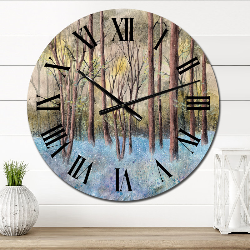 Forêt verte avec de grands arbres et une clairière Bluebell - Horloge murale traditionnelle, Petit
