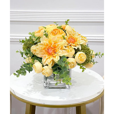 Arrangement floral toutes saisons dans un vase