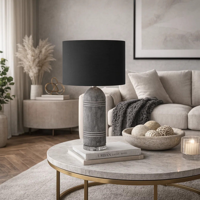 Lampe de table Rotta avec base sculptée, résine grise, abat-jour en tissu noir, Gris