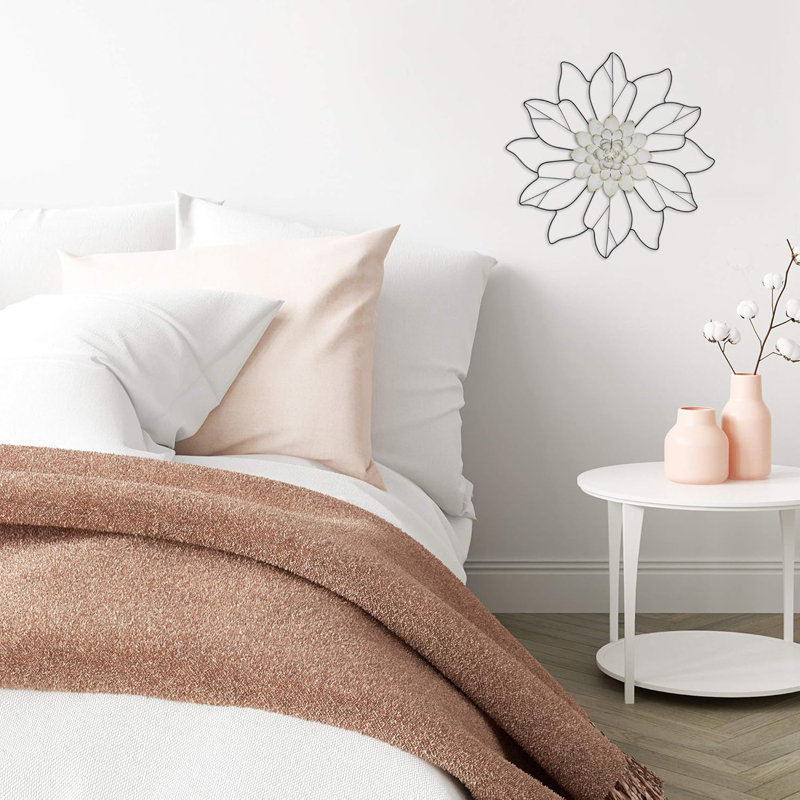 White Metal Outline Flower Wall Décor